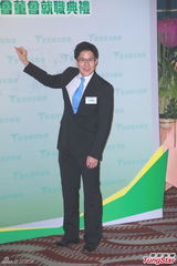 组图：霍启刚升级当爸满面笑容