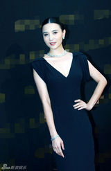 组图：小宋佳露背礼服亮相 佩戴百万珠宝走红毯 