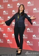 组图：《梅子鸡之味》记者会 女演员豪放转裙露底裤