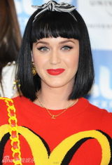 组图：水果姐内八站姿可爱 与少女时代同台搞怪