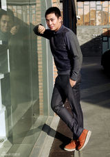 组图：王小毅春日心情街拍 分享阳光微笑展好心情