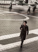 高清图：佟大为登《芭莎》开季封面 戎装化身敢死队