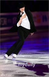 组图：韩花样滑冰运动员金妍儿变身冰上杰克逊