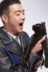 组图：杨烁写真演绎宠物情缘展硬汉柔情