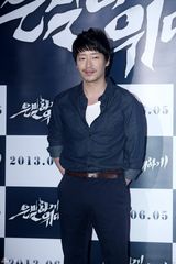 组图：裴勇俊捧场韩片首映 金贤重宋仲基齐亮相