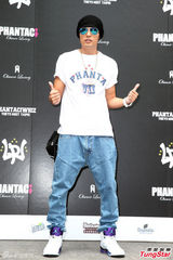 组图：周杰伦被问订婚打太极 自豪暴瘦腹肌仍在