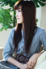 组图：歌手苏曼清新写真集曝光 尽显优雅知性美