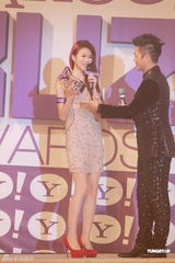 组图：中韩明星齐聚搜寻人气大奖颁奖礼  