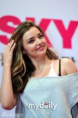 组图：米兰达可儿出席代言活动 运动装扮显身姿