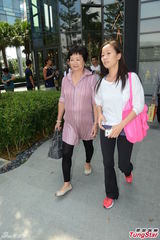 组图：杨采妮婚宴翌日携夫会亲友 称洞房好开心