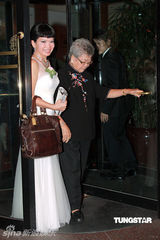 幻灯图：黄婉君粉红旗袍举行婚宴 两年内生宝宝 