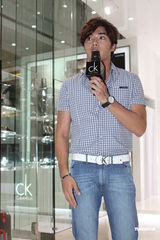 组图：贺军翔现身上海捞金 打造摩登时尚新造型