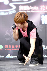 幻灯图：唐禹哲与彭于晏扮帅气选手大玩街舞