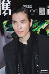 组图：何韵诗开唱剖白爱情观 落泪唱失恋情歌