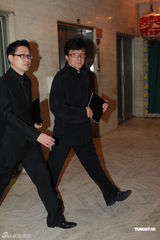 组图：众好友拜祭邓光荣灵堂 洪金宝成龙谢贤等出席