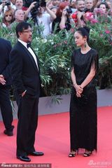 组图：姜文携妻子周韵亮相红毯 展现迷人微笑