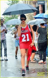 组图：蕾哈娜穿篮球裙散步 全套金饰奢华抢镜