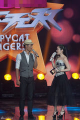 组图：杨钰莹黑色镂空纱裙隐约现美腿