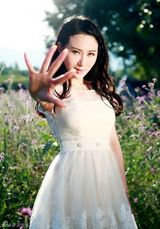 组图：石天琦田园花样写真 清新恬美笑容明媚