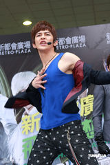 幻灯图集：飞轮海迟到狂迷不减 吴尊惨被摸胸尴尬