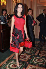 组图：高圆圆“梅花弄”亮相时装周 掀起“中国风”