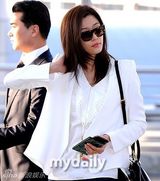 组图：金秀贤全智贤机场重聚 黑白配登对