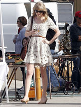 高清图：泰勒-斯威夫特穿白色蕾丝裙逛跳蚤市场