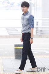 组图：李升基穿条纹衫现身机场飞泰国会粉丝