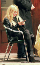 幻灯图集：林赛-罗韩纽约和友人聚餐 神情憔悴