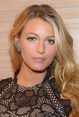 组图：布莱克-莱弗利写真秀蕾丝拼接裙