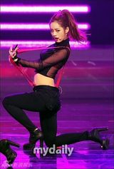 组图：韩女团舞台装尺度无下限 薄纱透视露底