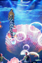 组图： 荃加福禄寿演唱会 汪明荃变身宇宙女皇