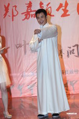 组图：郑嘉颖《叶问》剧组庆生 许愿拍戏不受伤