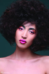 组图：黄小戈新年大片曝光 眼波流转魅惑绽放