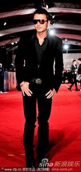 组图：谢霆锋帅气十足黑超亮相金马红毯