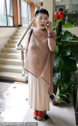 组图：苏越诈骗案重审面色愧疚 安雯旁听神情焦急