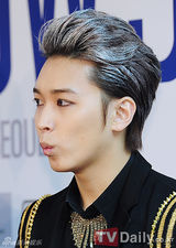 组图：SJ宣传个唱黑装帅酷 4月征战南美