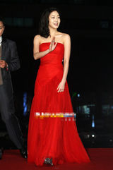 组图：金高恩亮相青龙红毯 红裙夺目风情万种