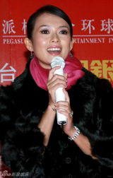 高清图：章子怡泼墨门后首次亮相 仍然戴着鸽子蛋