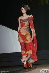 组图：伍佰着及膝裙压轴走秀 杨乃文飘逸相伴