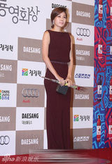 组图：金荷娜枣红长裙亮相 气质出众显名媛风范