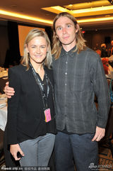 组图：众星助阵颁奖忙合影 尼莎上台发言显兴奋