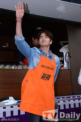 组图：柳承龙李真旭宣传《标靶》系围裙磨豆浆