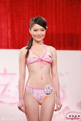 组图：亚姐佳丽泳装亮相 上围丰满玉腿毕露