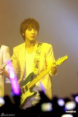 组图：韩国组合CNBLUE办歌迷见面会 粉丝热情高涨