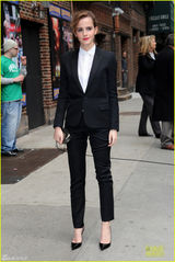 组图：艾玛-沃森特OL装扮 成熟时尚女王范