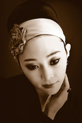 组图：“小范冰冰”杨慧娇变身熟女 黑衣尽显冷艳