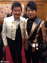 组图：众星春晚后台照 李敏镐忙合影苏菲俏皮