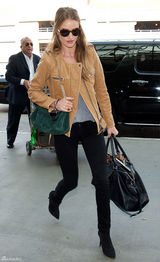 高清组图：罗茜-汉丁顿-惠特莉机车夹克搭潮包