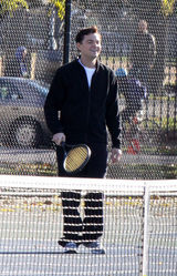 组图：莱昂纳多《华尔街之狼》片场欢乐打网球